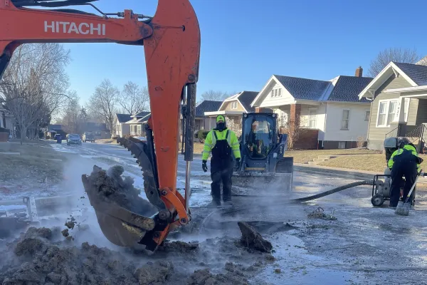 AFSCME members fix a broken water main.