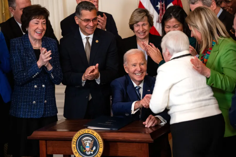 President Biden shakes hands with AFSCME Retiree Bette Marafino.