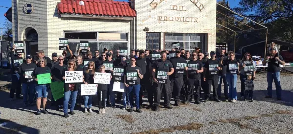 Vienna Correctional Center employees on the picket line.